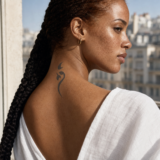Nusa de Bali. Nusa Shakti silhouette féminine calligraphique fluide, suggestion de chevelure et courbes équilibrées, nape of neck, harsh noon sun casting sharp tattoo shadows.